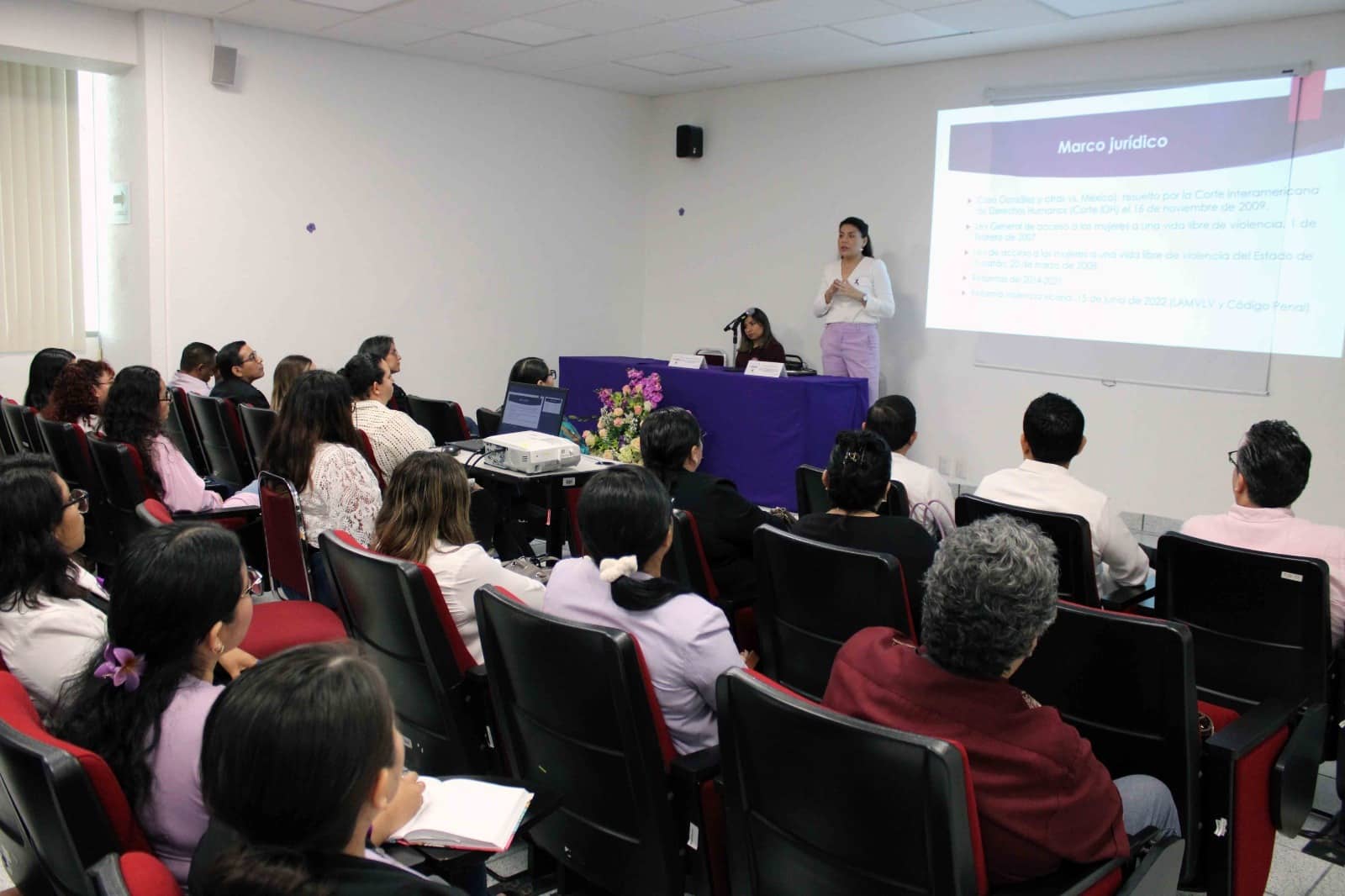 Capacitan defensa pública sobre violencia vicaria