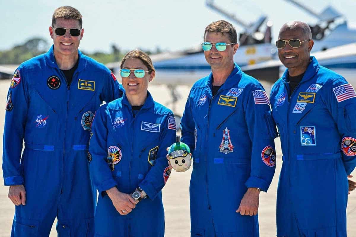 Astronautas de NASA preparan viaje histórico
