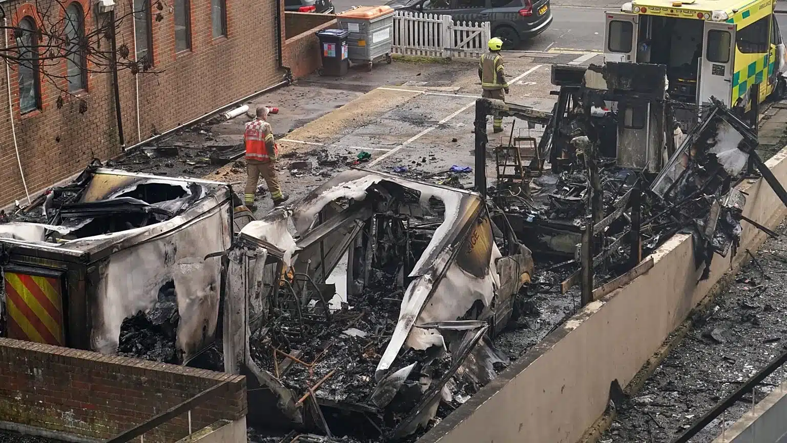 Ataque en Londres detienen sospechosos por incendio de ambulancias Ataque en Londres: detienen sospechosos por incendio de ambulancias