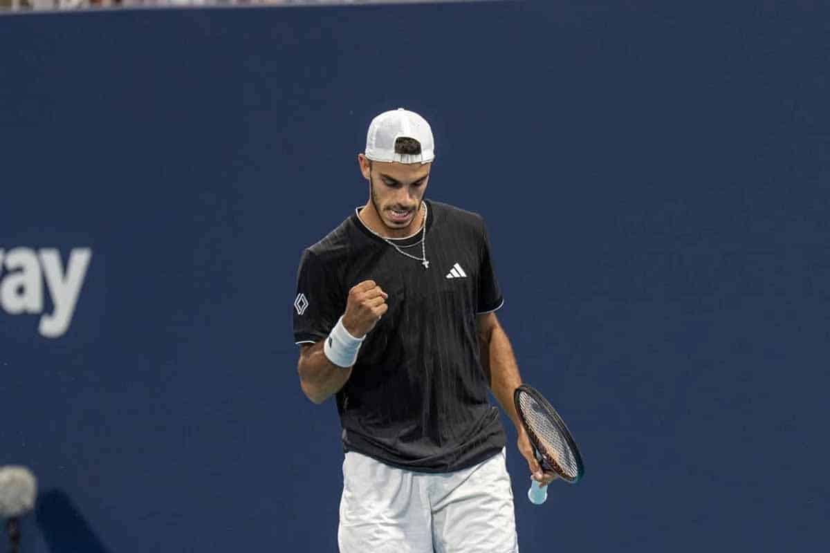 Francisco Cerúndolo avanza a octavos tras vencer a Medvedev en un partido de tres sets lleno de cambios de ritmo