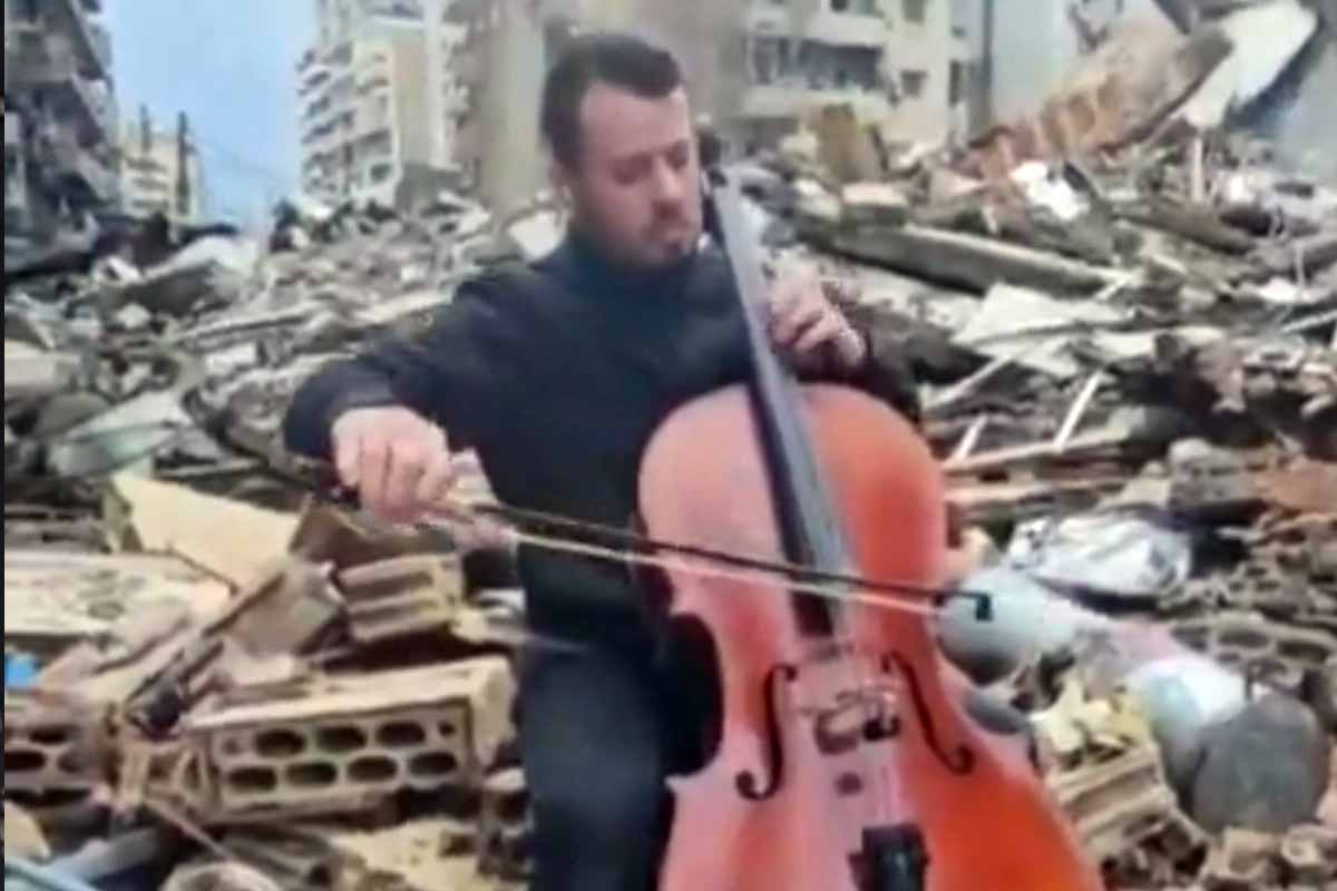 Chelista toca entre ruinas y conmueve al mundo