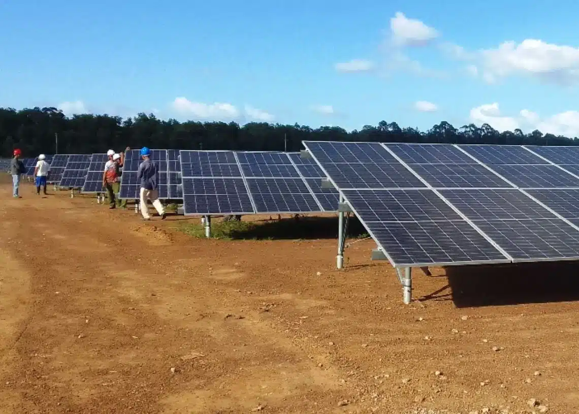 Cienfuegos impulsa energía solar para asegurar telecomunicaciones