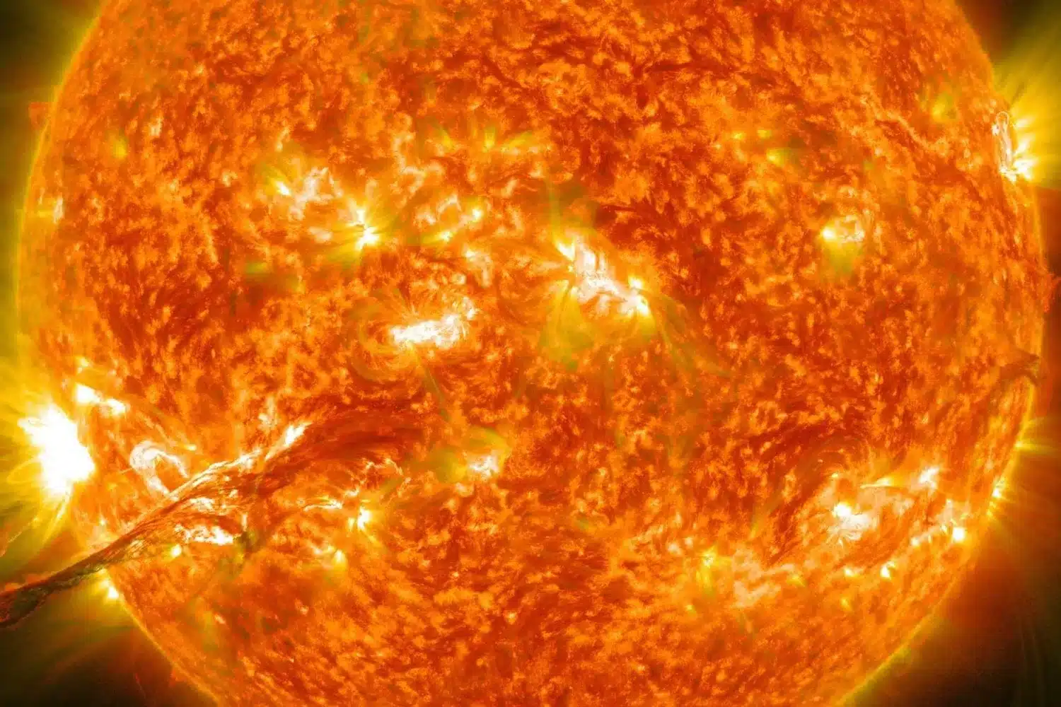 Energía solar: la molécula que guarda luz del sol y la libera horas después