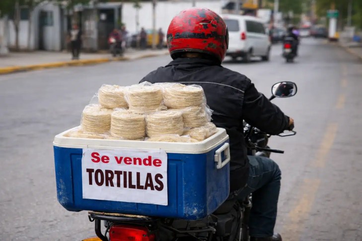 Profeco: sanciones por vender tortillas en hieleras y motocicletas