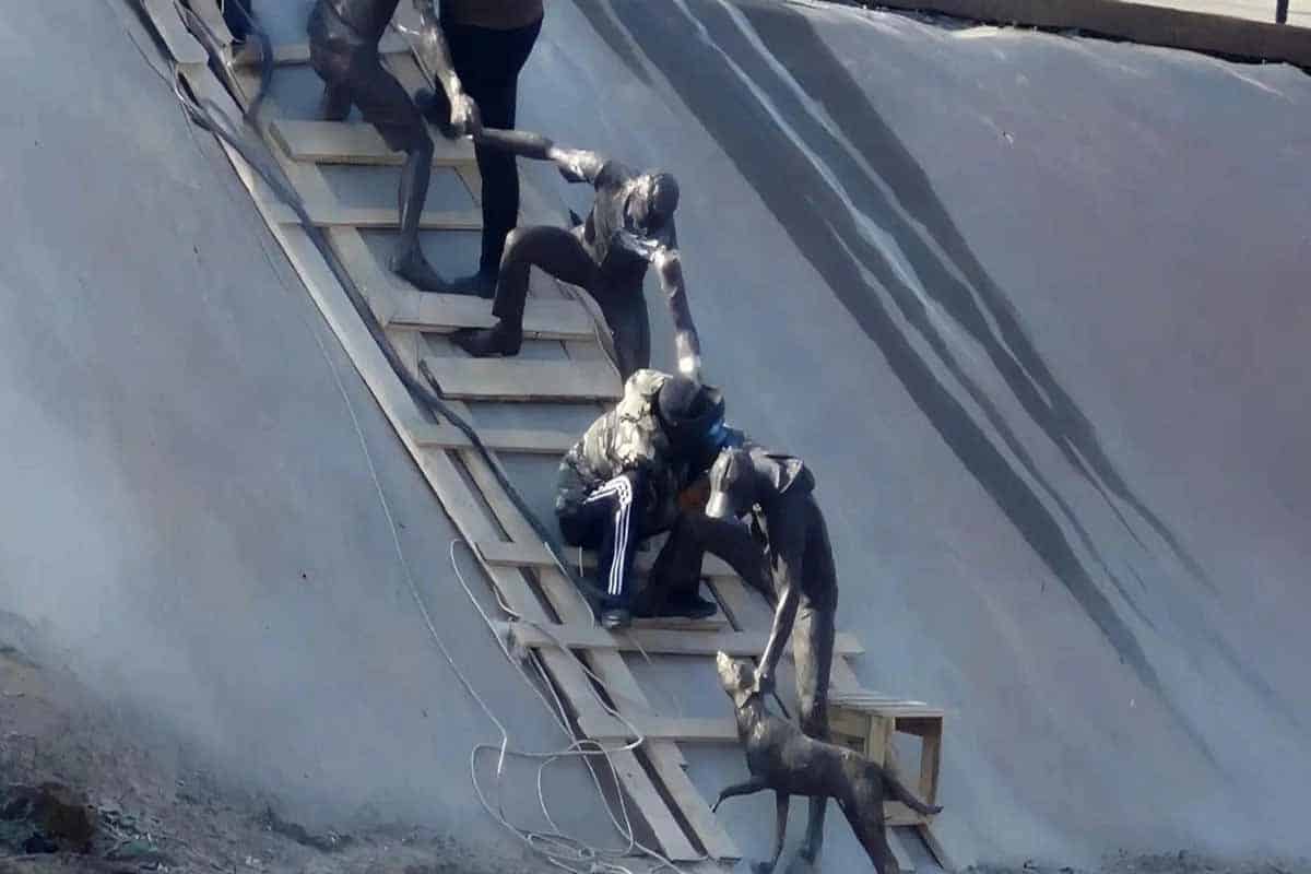 Rescate de perro es recordado con obra de arte