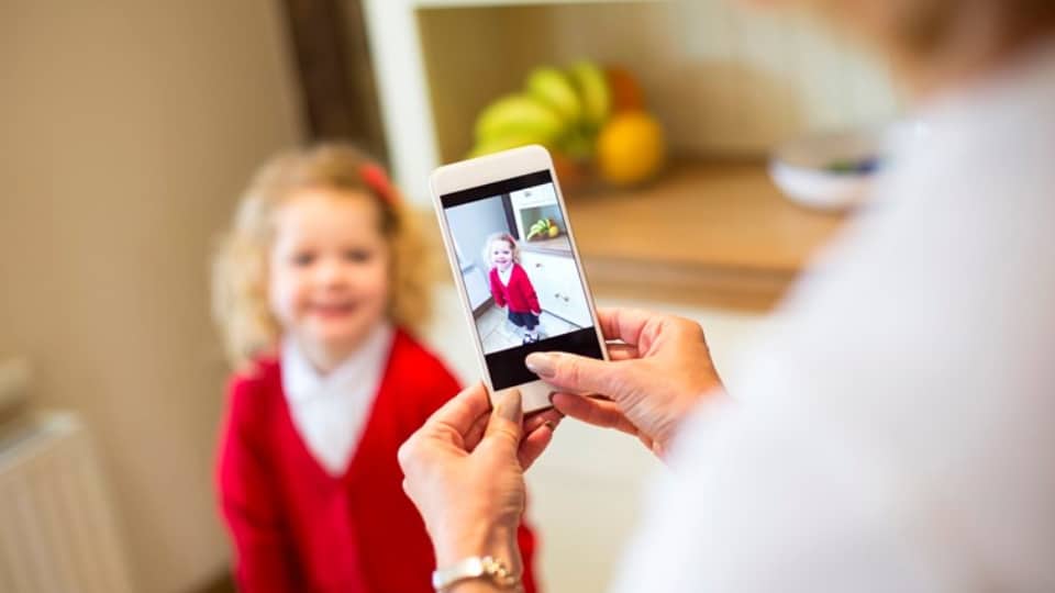 Una reforma busca proteger la intimidad de niñas y niños, reconociendo su derecho a decidir sobre la difusión de sus imágenes en internet y prevenir riesgos como el ciberacoso o el uso indebido de sus datos.