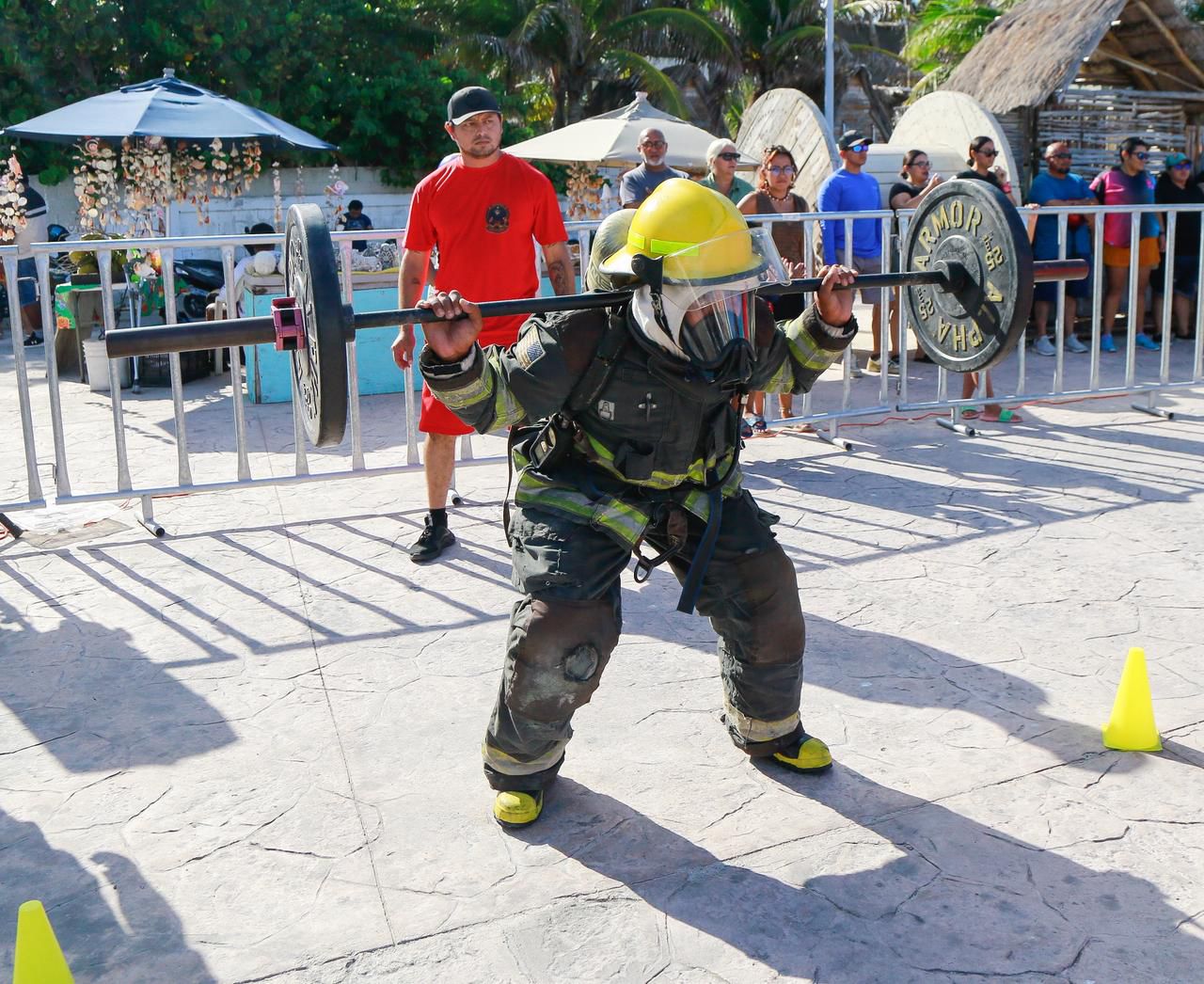"Batalla de Titanes" reunió a bomberos y atletas de CrossFit en Isla Mujeres