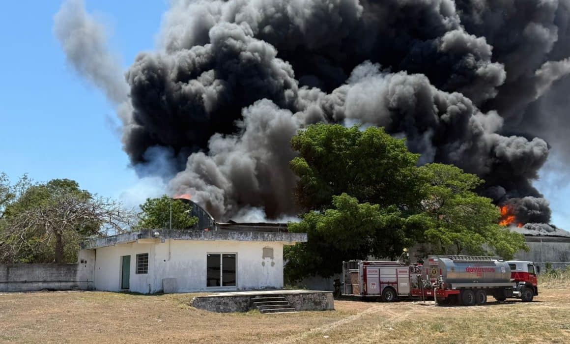 Incendio en bodega moviliza a bomberos