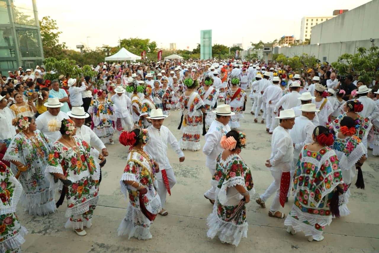 Día Internacional de la Danza reúne a 1,800 jaraneros en Yucatán Día Internacional de la Danza reúne a 1,800 jaraneros en Yucatán