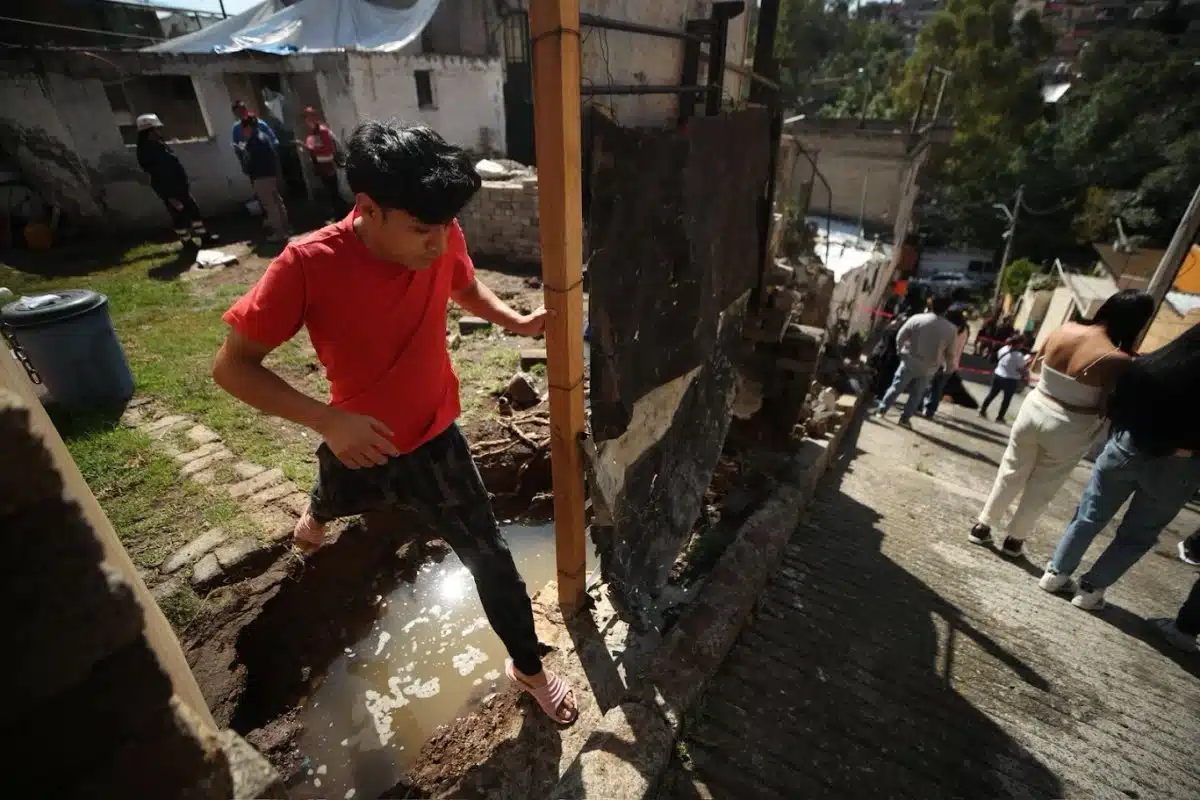 Fuga de agua en CDMX provoca cascada y daños en viviendas Fuga de agua en CDMX provoca cascada y daños en viviendas
