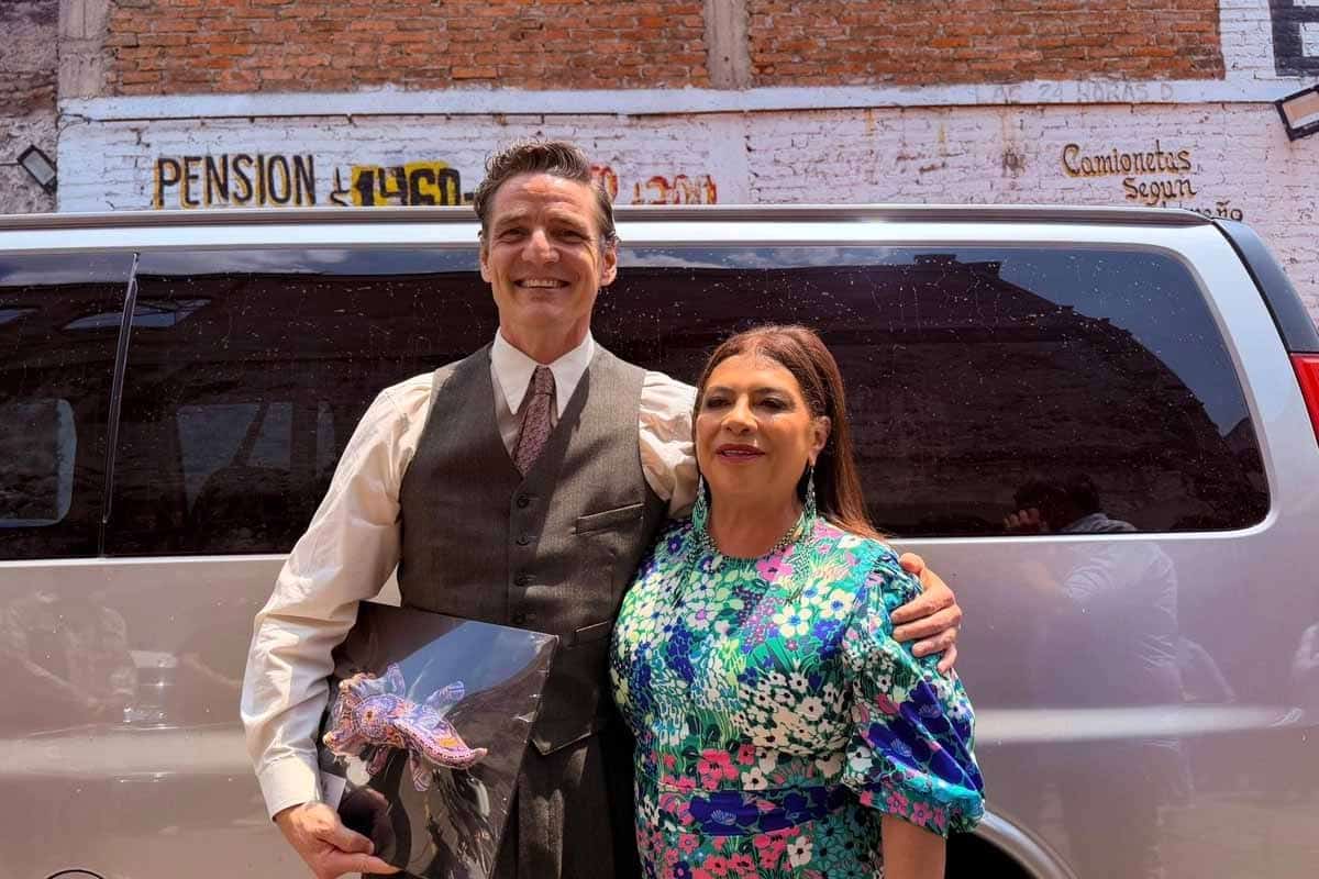 Pedro Pascal graba película en CDMX y recibe ajolote