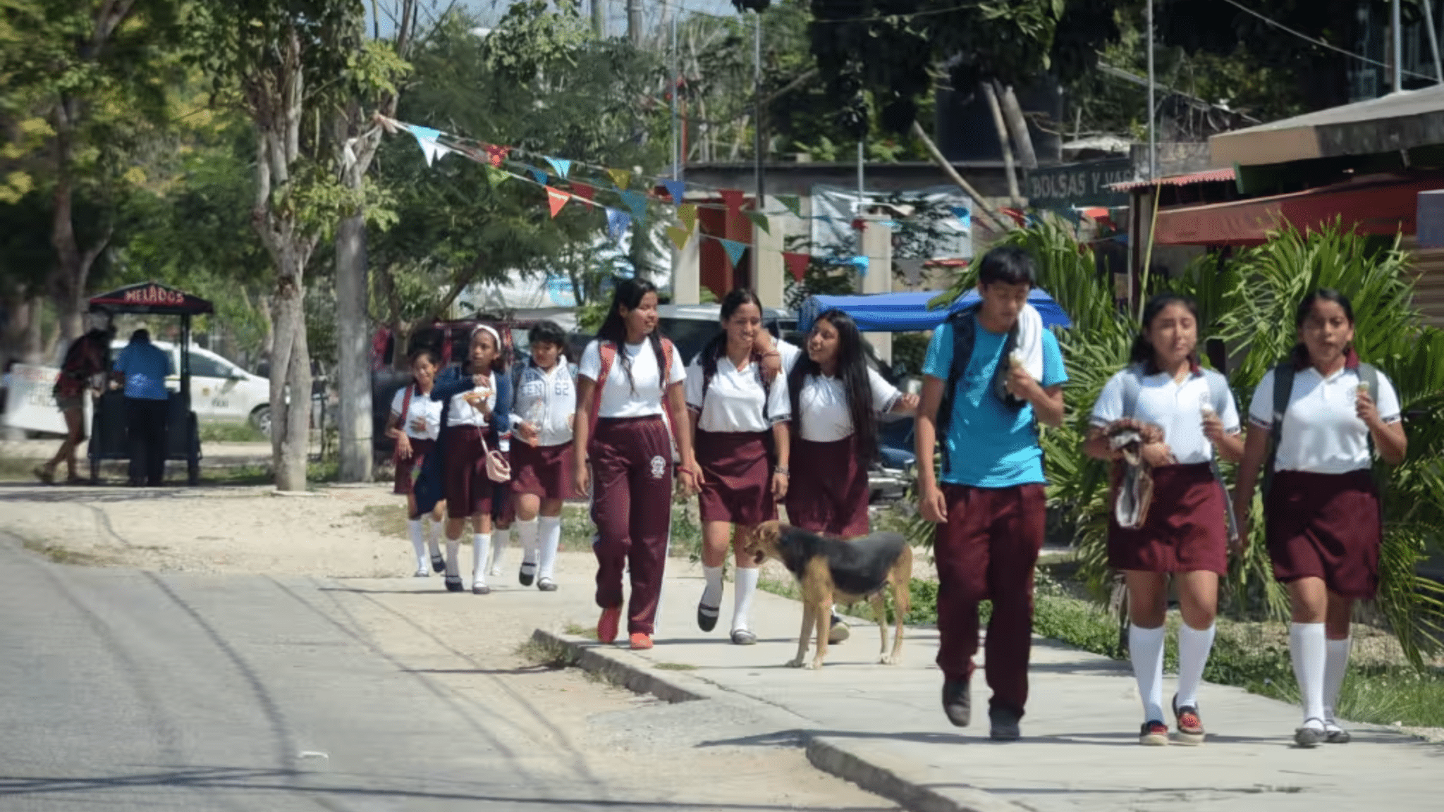 Más de 300 mil estudiantes regresan a clases en Quintana Roo este lunes