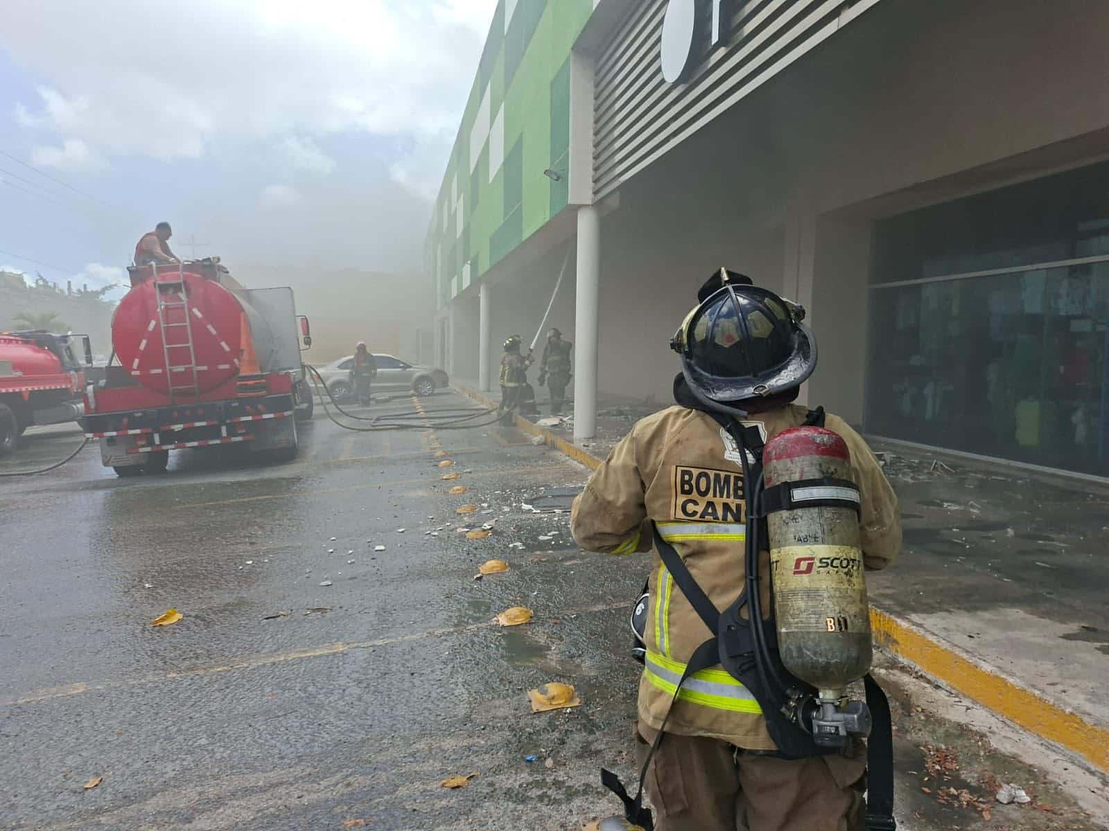 Evacúan Mi Plaza Los Héroes por incendio en Cancún