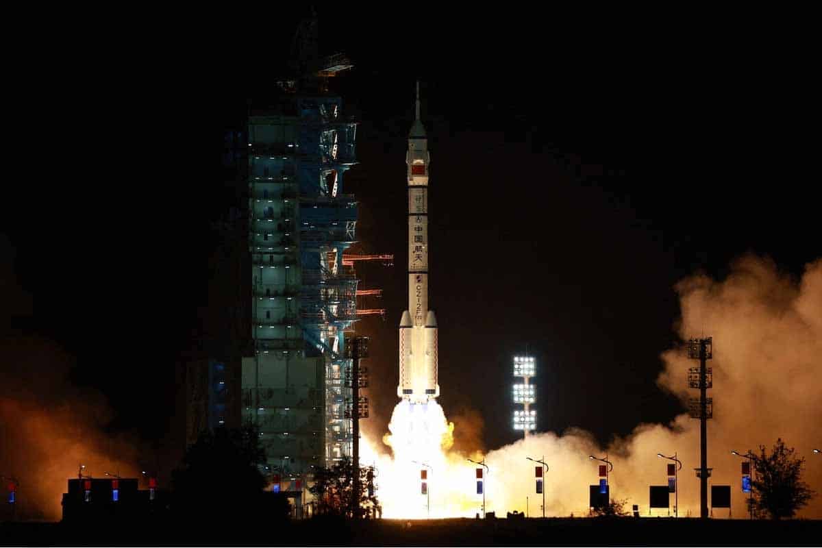 China lanza misión espacial con récord de permanencia