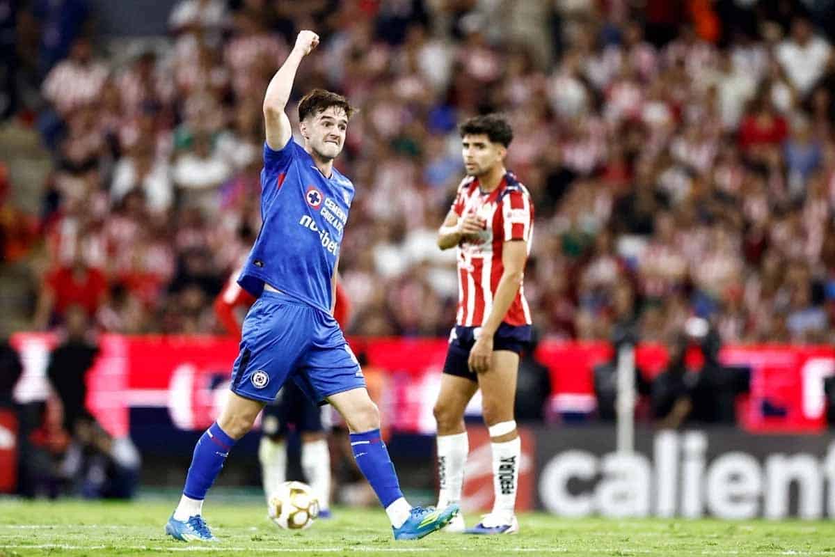 Cruz Azul vence a Chivas 2-1 y clasifica a la final