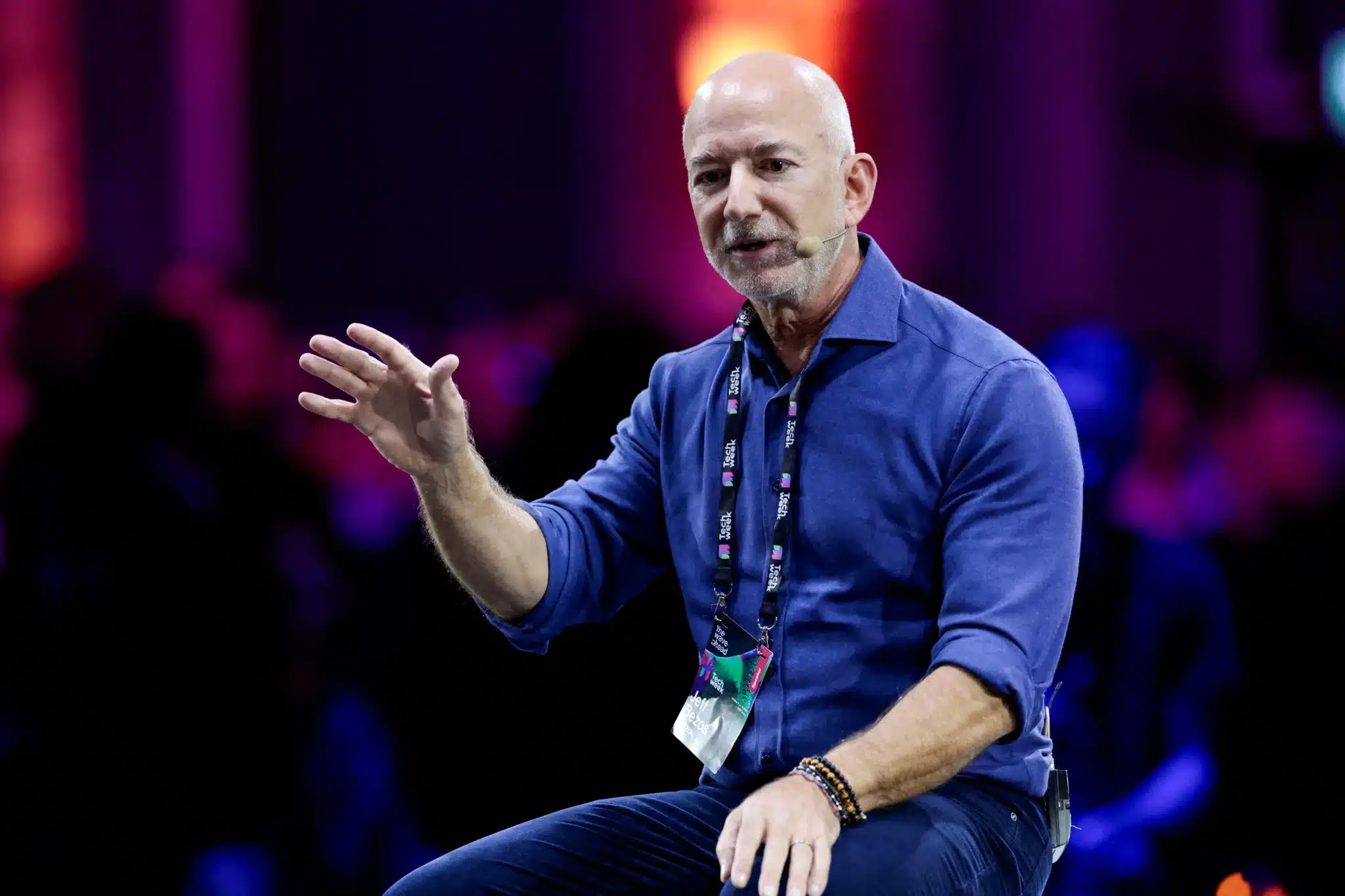 IA y empleo: Jeff Bezos cree que bastará un sueldo por hogar