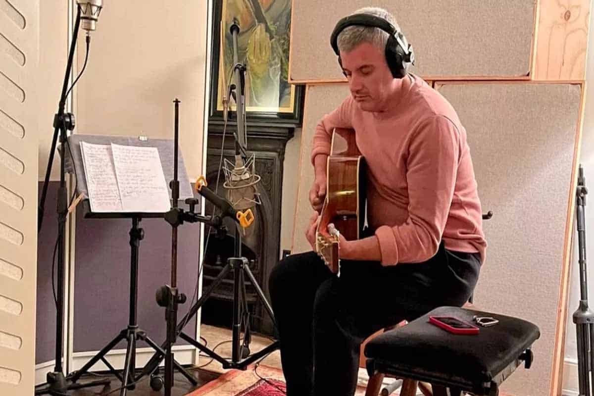 Párkinson frena a guitarrista, pero la IA mantiene su música
