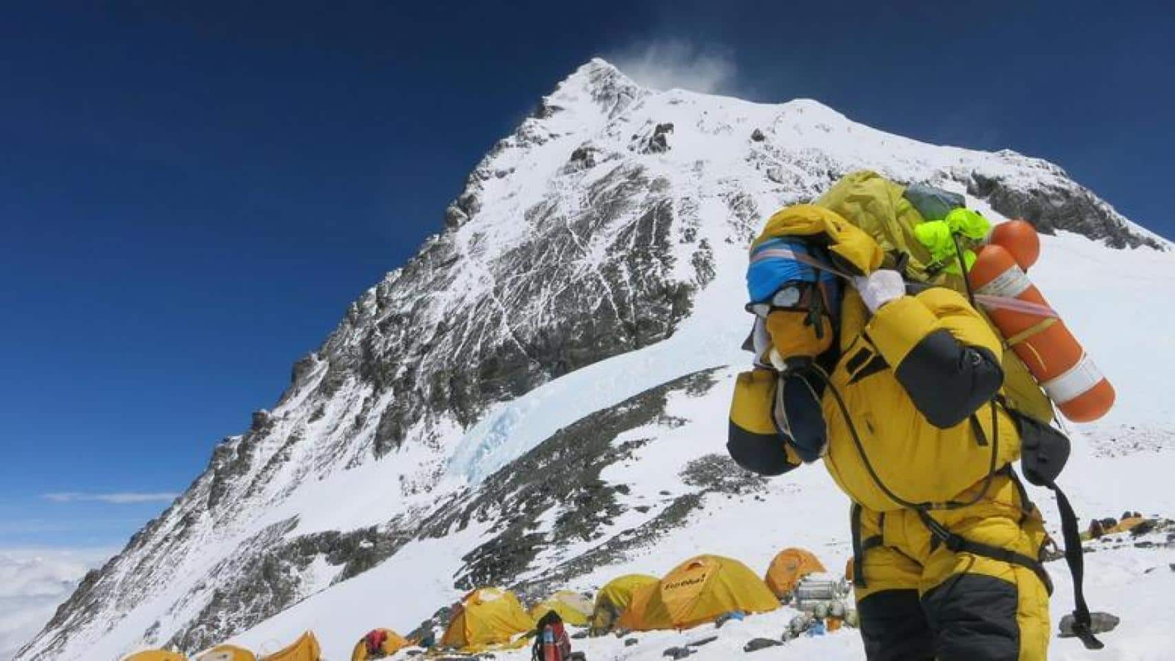 monte Everest deja historias de supervivencia entre la nieve