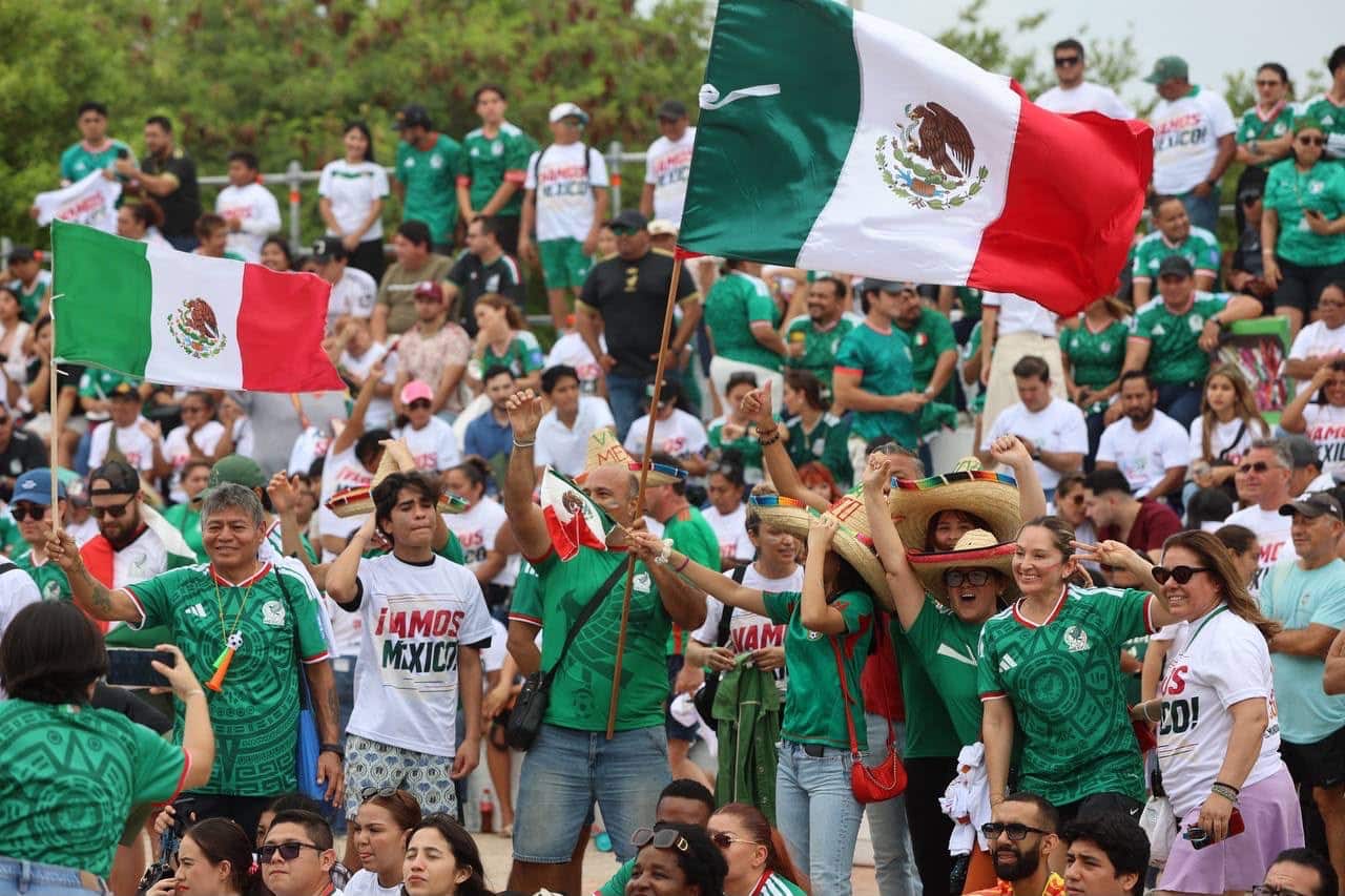 Cancún vive la fiesta mundialista con cientos de familias en Tajamar