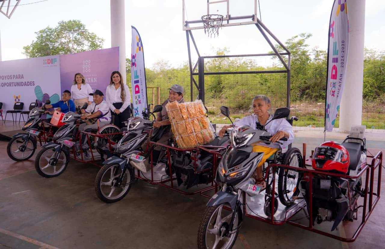 Entregan apoyos a personas con discapacidad