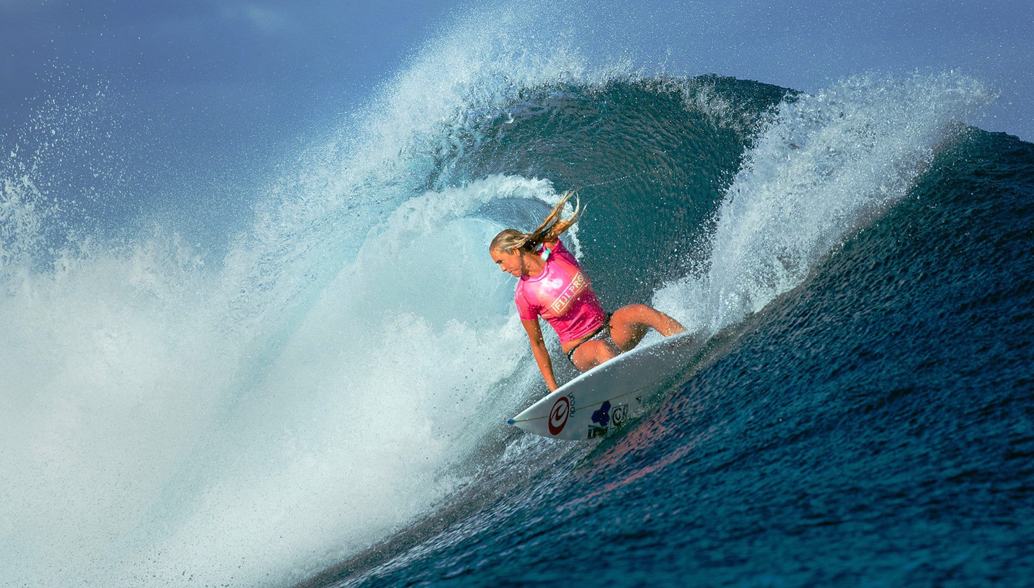 Bethany Hamilton- El día que el océano le quitó un brazo, pero le dio un propósito Bethany Hamilton: La surfista que desafió al destino en el océano