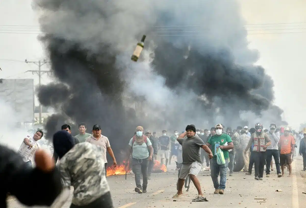 Bolivia choque entre policías y manifestantes agrava la crisis Bolivia: choque entre policías y manifestantes agrava la crisis