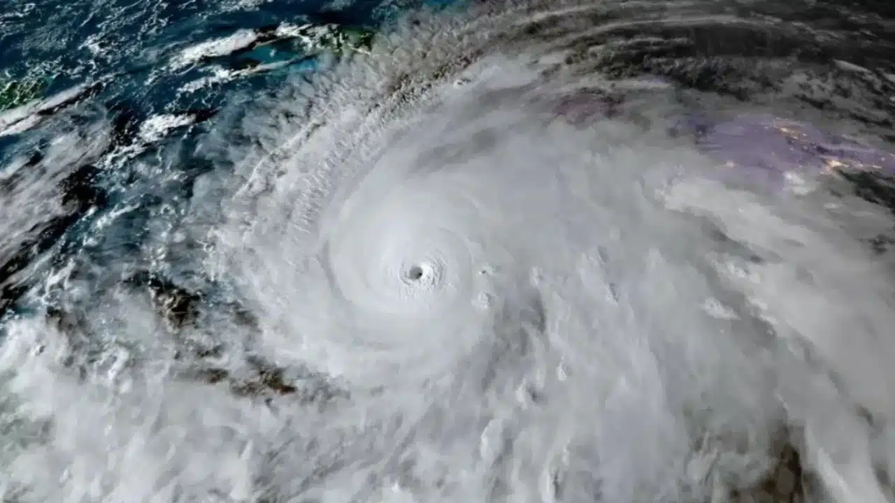 Ciclón Cristina amenaza el sureste de México tras el impacto de Boris Ciclón Cristina amenaza el sureste de México tras el impacto de Boris