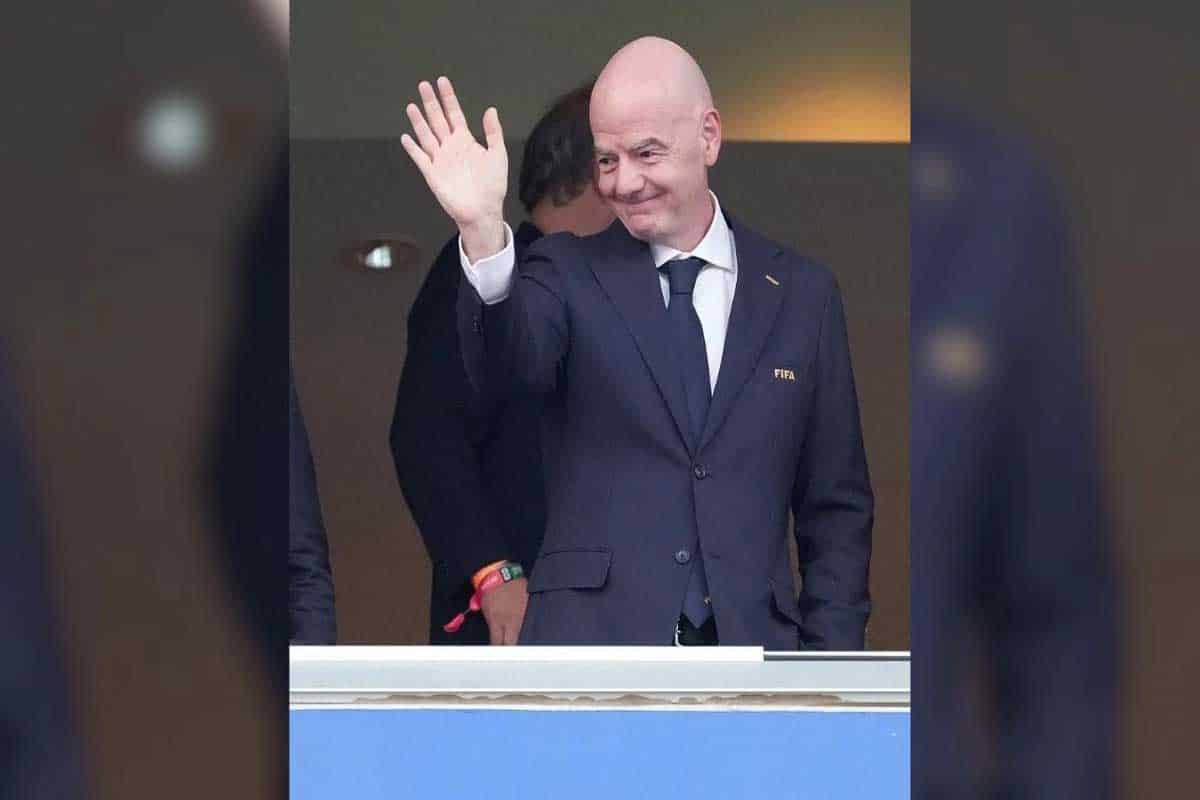 Infantino aumenta debate ambiental por viajes del Mundial