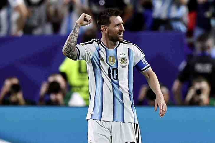 Lionel Messi firma triplete y alcanza récord mundial