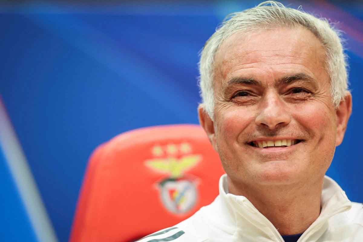 Mourinho firma tres años y liderará nueva reconstrucción