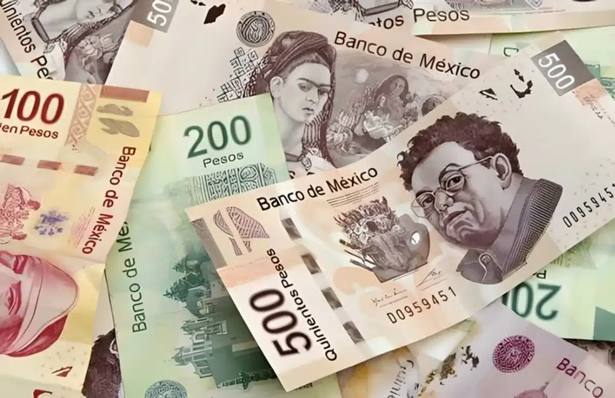 Peso mexicano cierra la semana bajo presión por tensión global