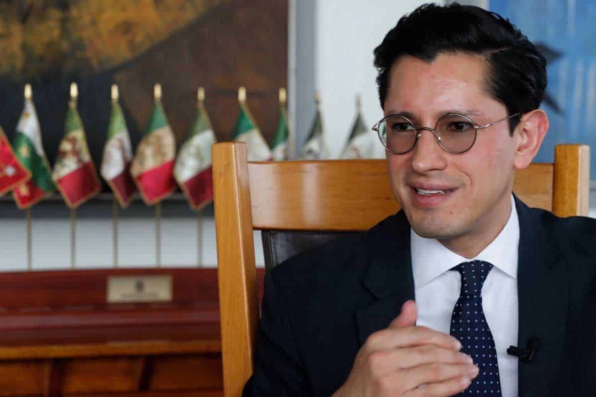 Roberto Velasco, primer canciller gay, marca historia en México