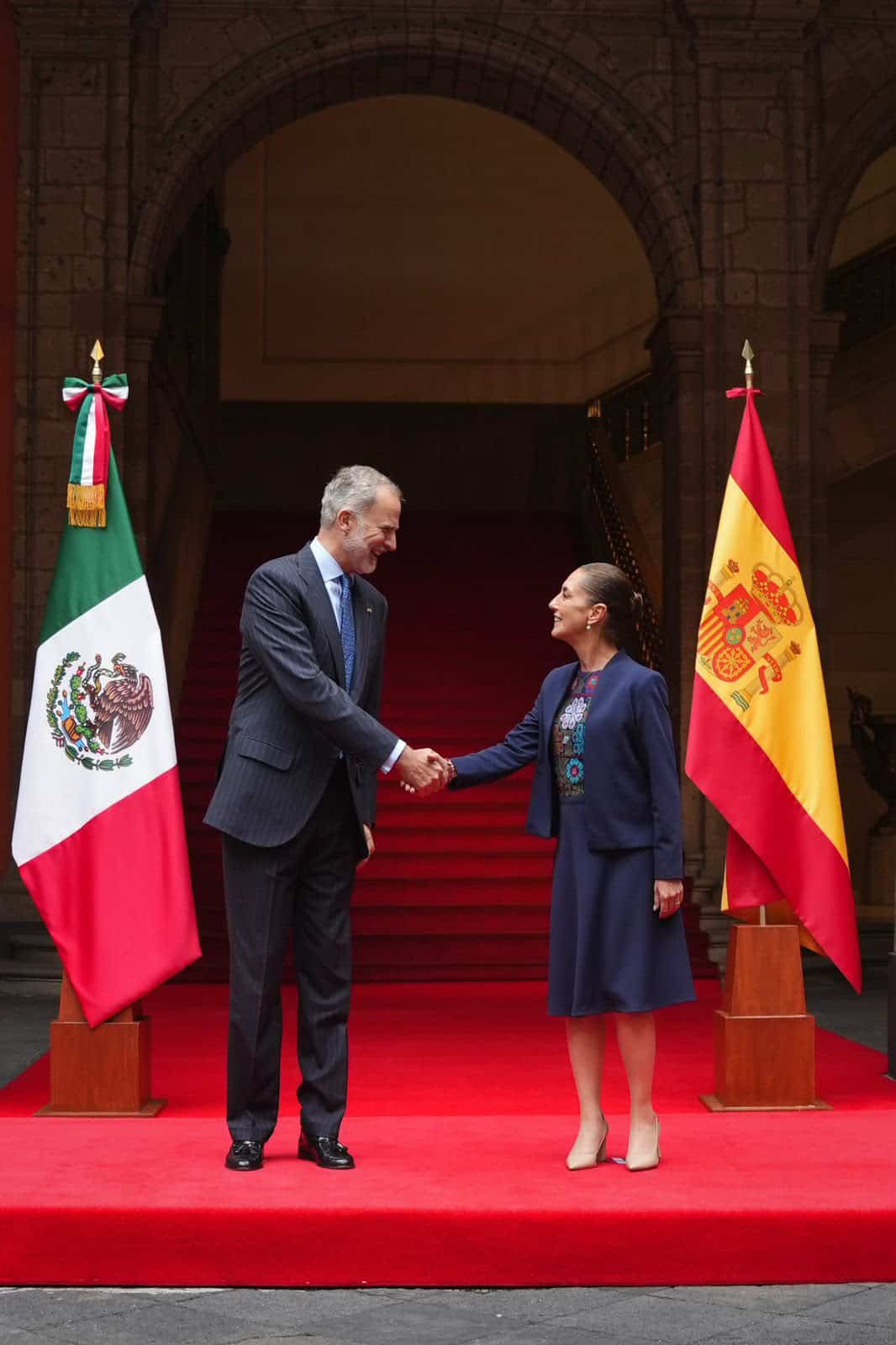El rey Felipe VI fue recibido por Claudia Sheinbaum en Palacio Nacional para fortalecer la relación entre México y España durante una visita oficial.