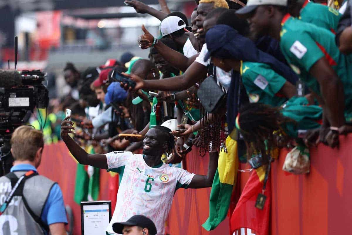 Senegal gana a Irak y pelea por seguir en el Mundial