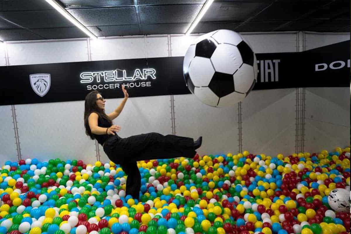 Stellantis abre casa temática con autos y futbol en México