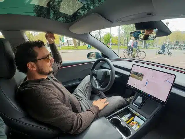 Tesla cambia su sistema FSD: ahora obliga a explicar cada intervención