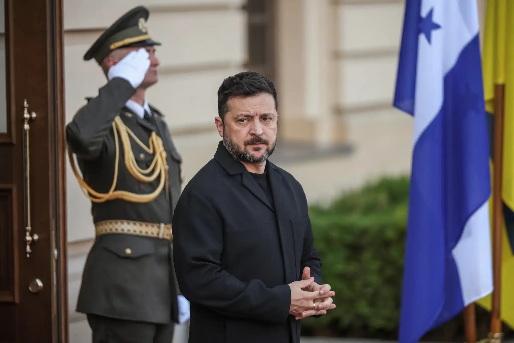 Zelensky desata tensión diplomática tras devolver distinción a Polonia
