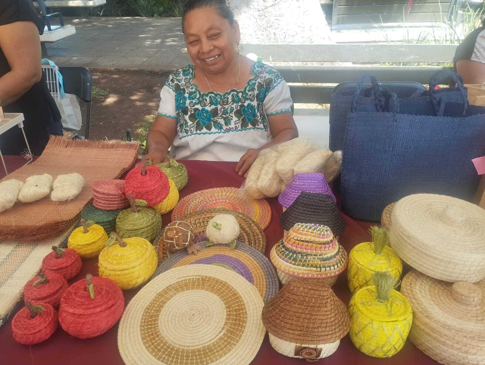 Artesanas exhiben talento en la Plaza Grande