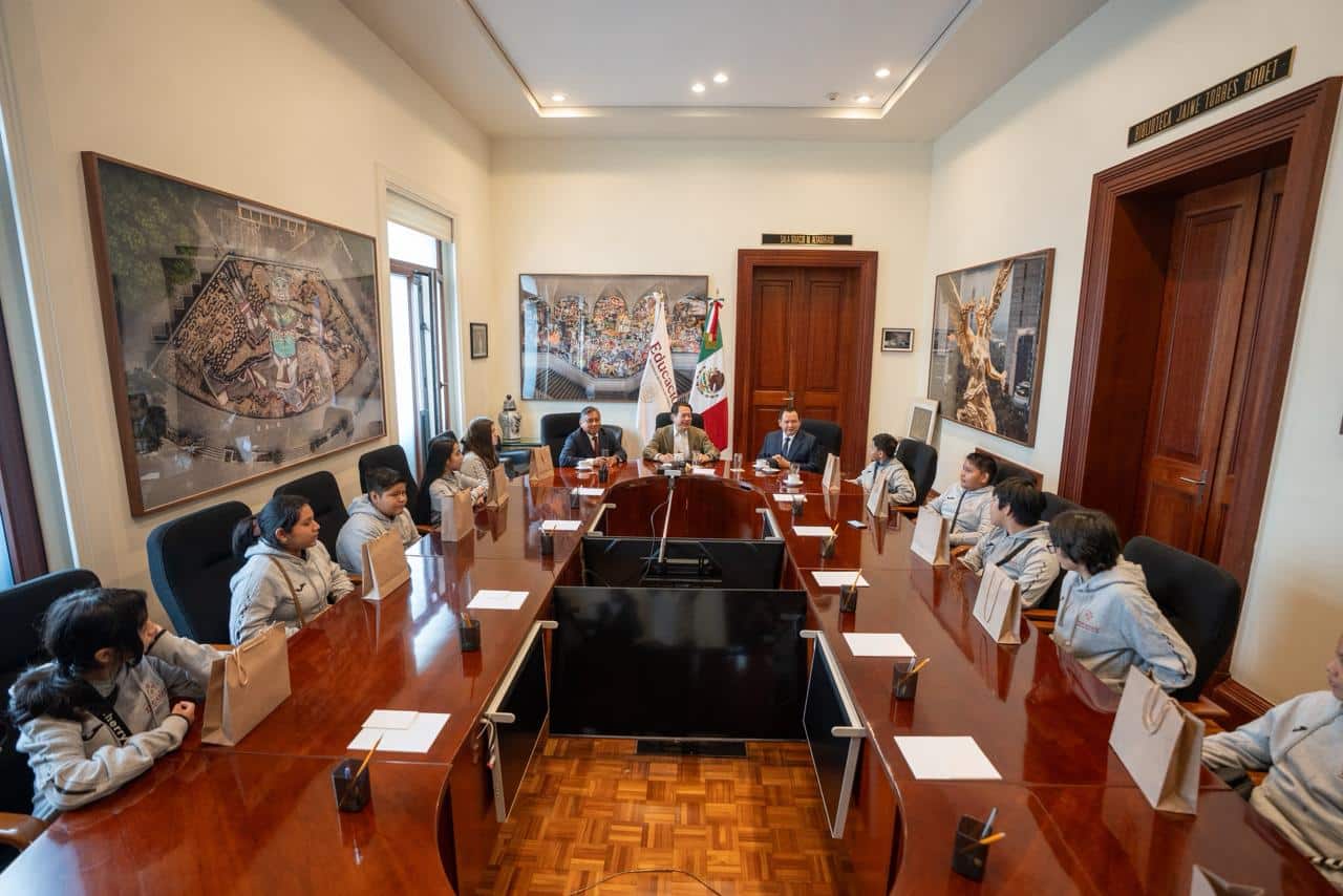 Reconocen a destacados estudiantes yucatecos