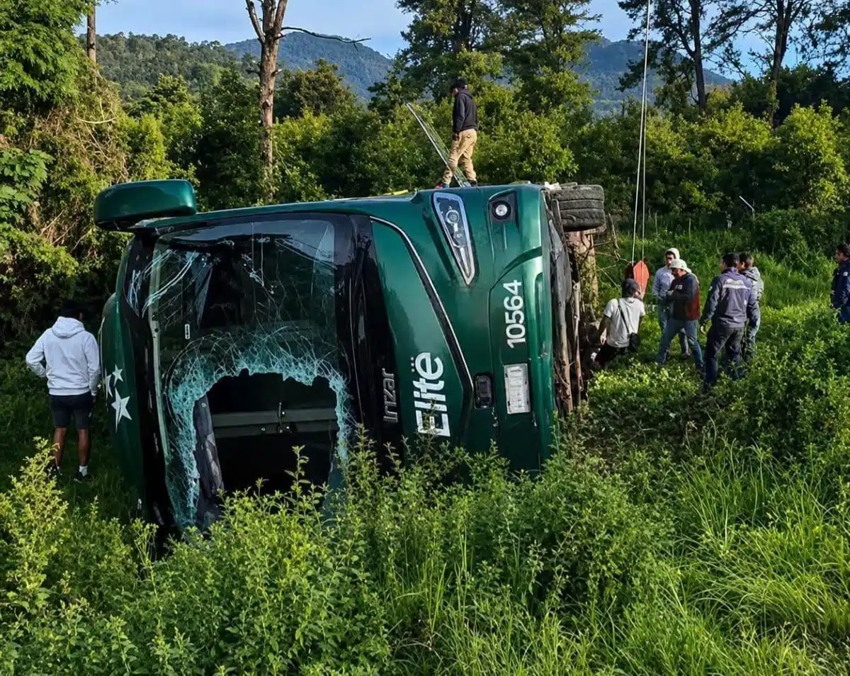 Accidente en Uruapan moviliza a cuerpos de emergencia tras volcadura