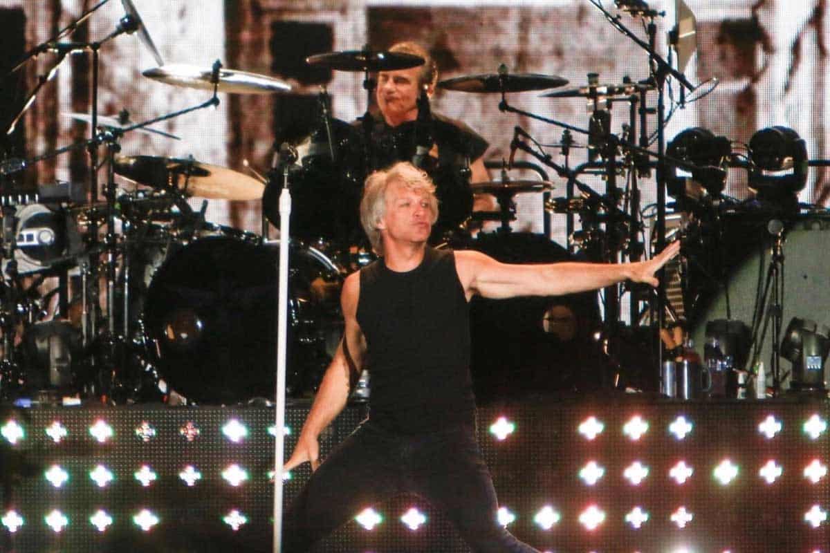 Bon Jovi detiene show en Nueva York tras problema vocal
