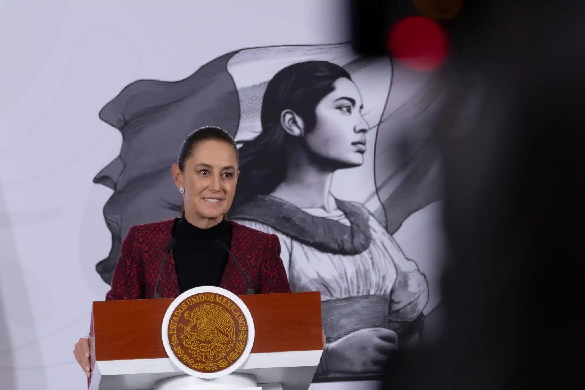 Claudia Sheinbaum plantea regular celulares y redes sociales