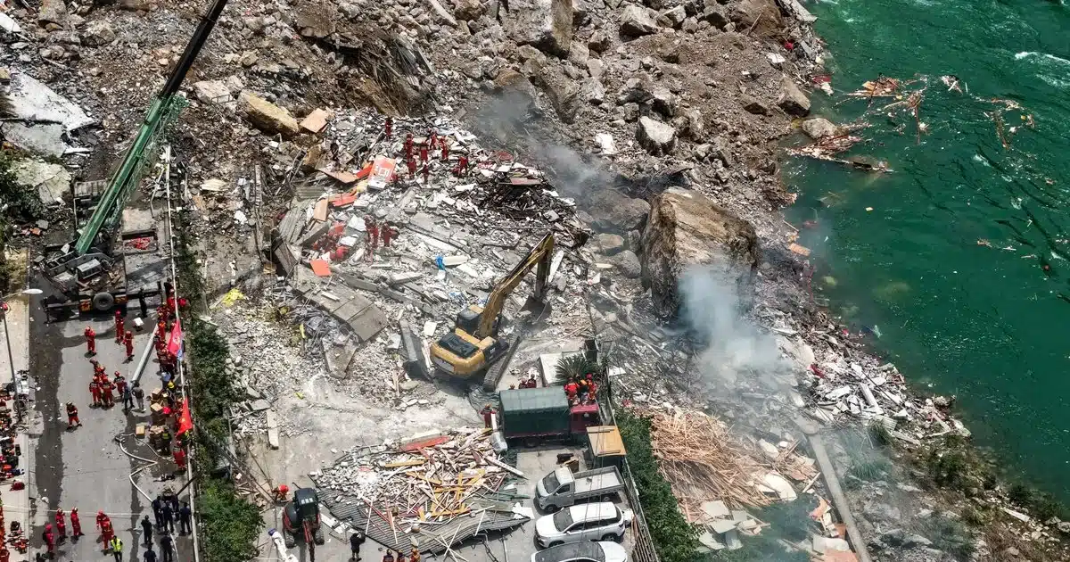 Deslave en China deja ocho muertos y 34 desaparecidos en Chongqing Deslave en China deja ocho muertos y 34 desaparecidos en Chongqing