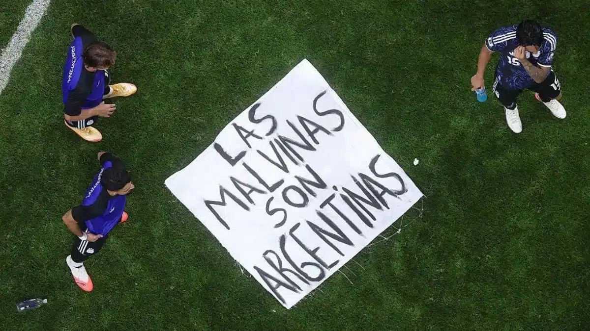 FIFA- Reino Unido pide investigar a Argentina por polémica pancarta