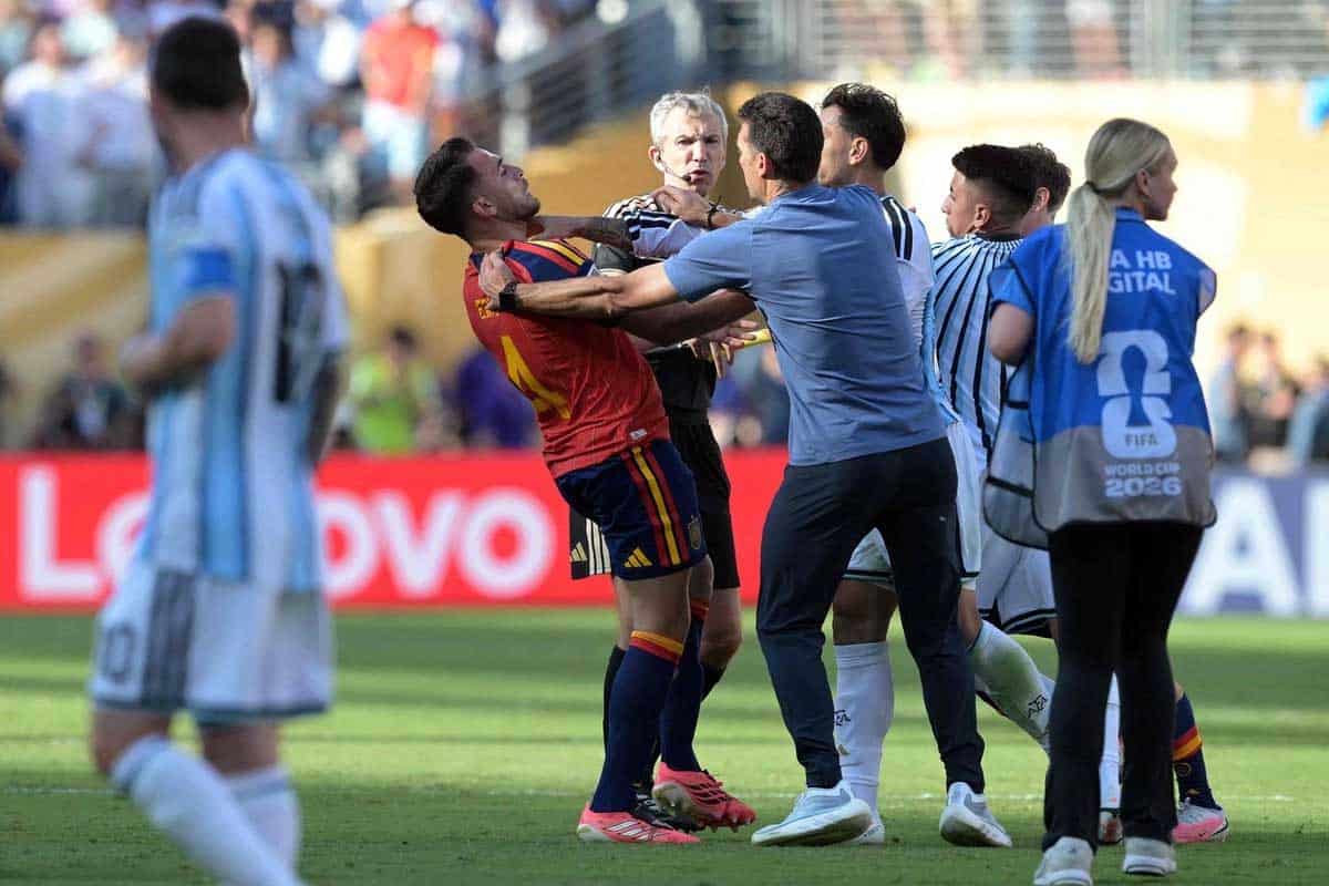 FIFA investiga a Argentina tras incidentes en la final FIFA abrió una investigación contra Argentina por incidentes ocurridos después de la final ante España y posibles sanciones.