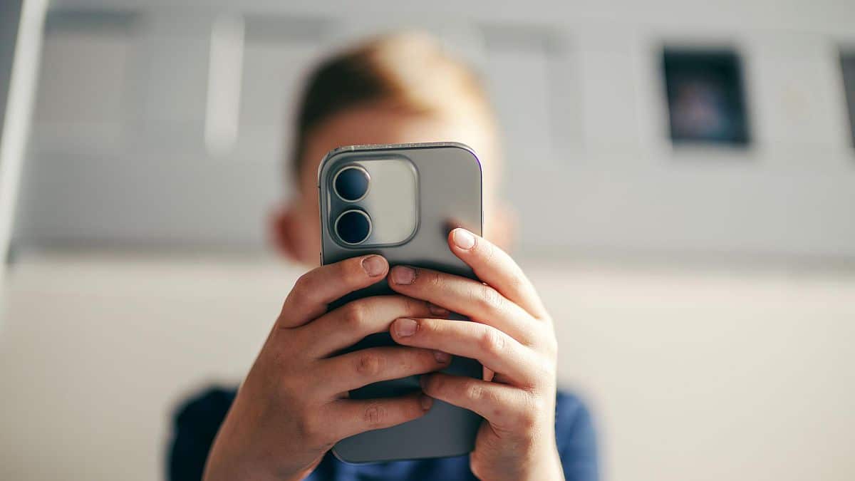 Francia prohíbe redes sociales a menores; así cerrarán las cuentas
