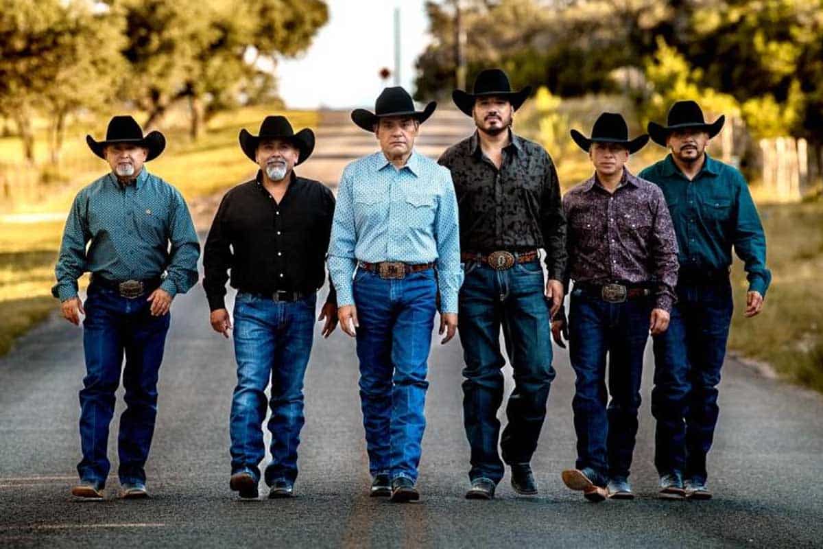 Intocable recibe estrella en Hollywood por su trayectoria