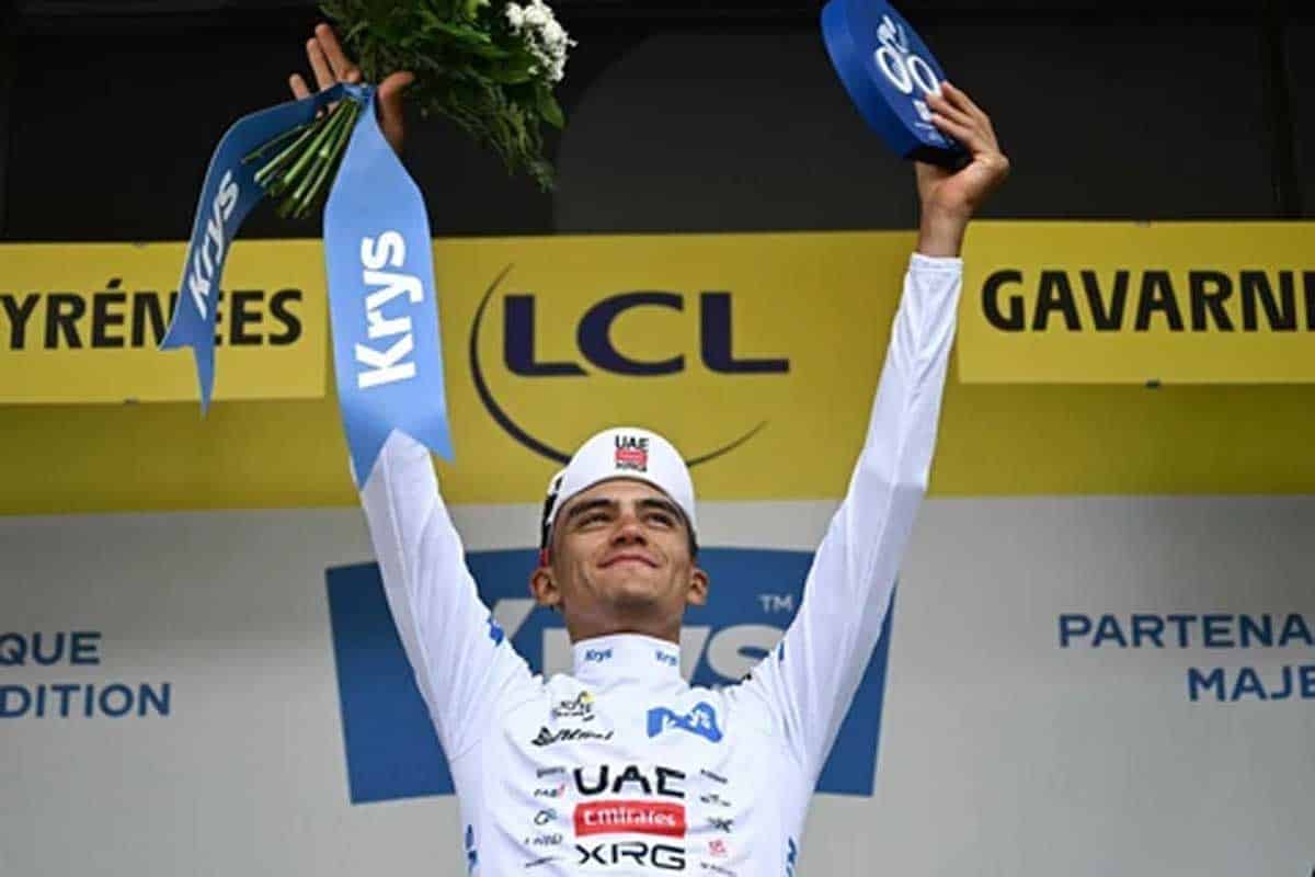 Isaac del Toro sube al podio y escala al tercer lugar del Tour de Francia