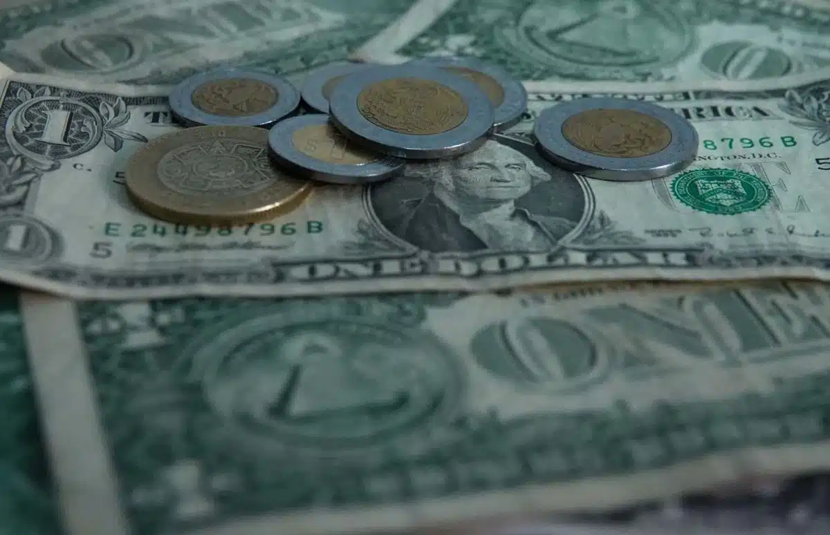 Peso mexicano gana terreno frente al dólar pese a la cautela global