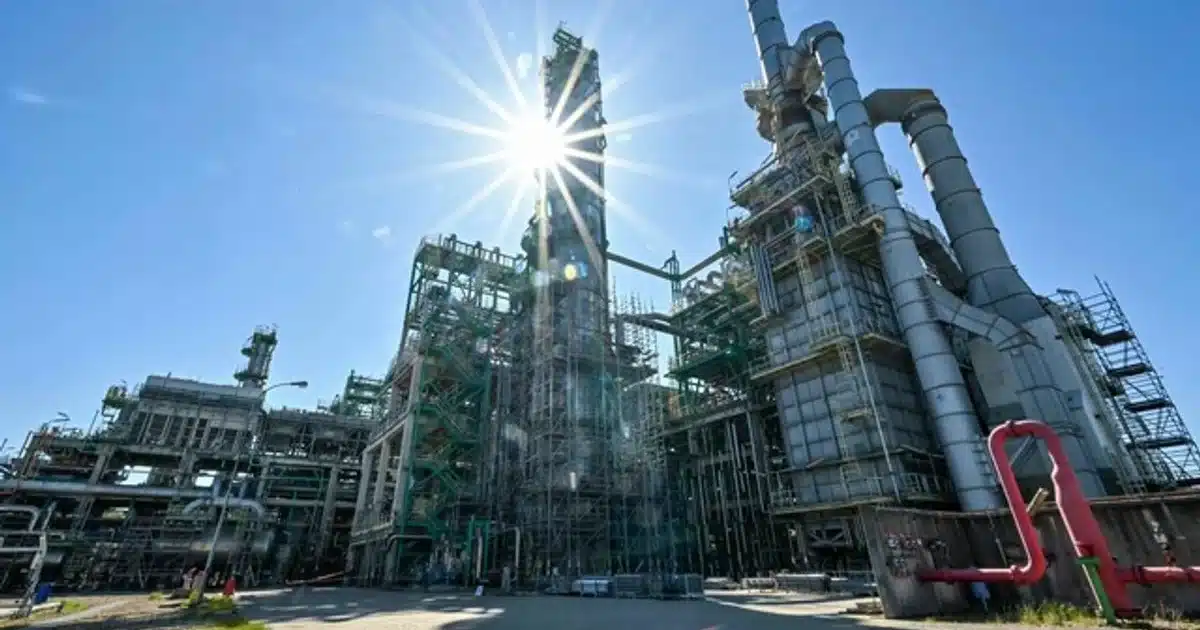 Petróleo cierra con ganancias mientras crecen expectativas de paz Precio petróleo sube levemente por expectativas de paz entre EU e Irán
